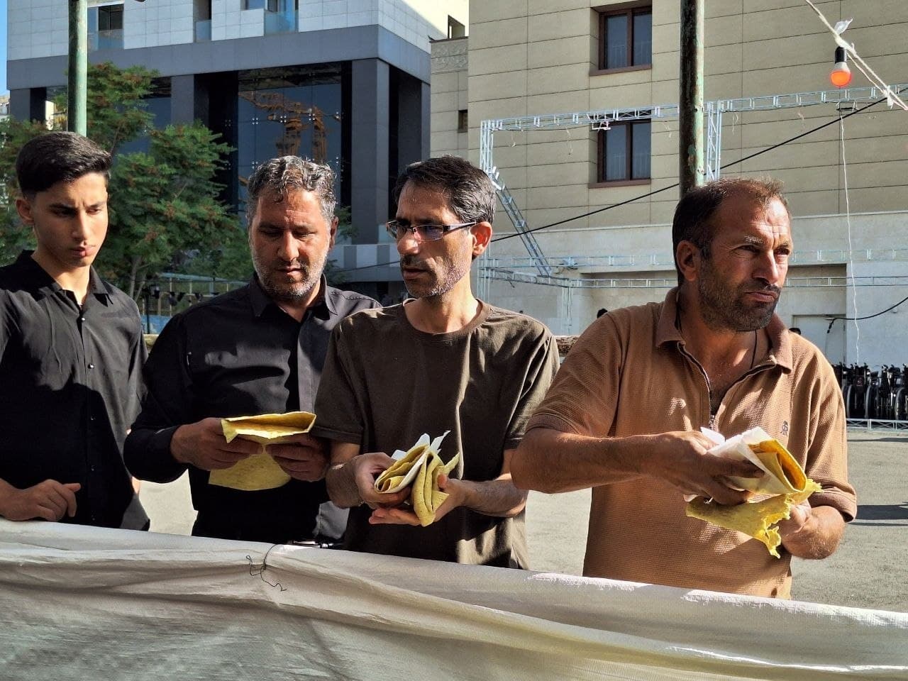 موکب خدمت شهریاری‌ها؛ همراهی با زائران امام رئوف با طعم مهر و خدمت